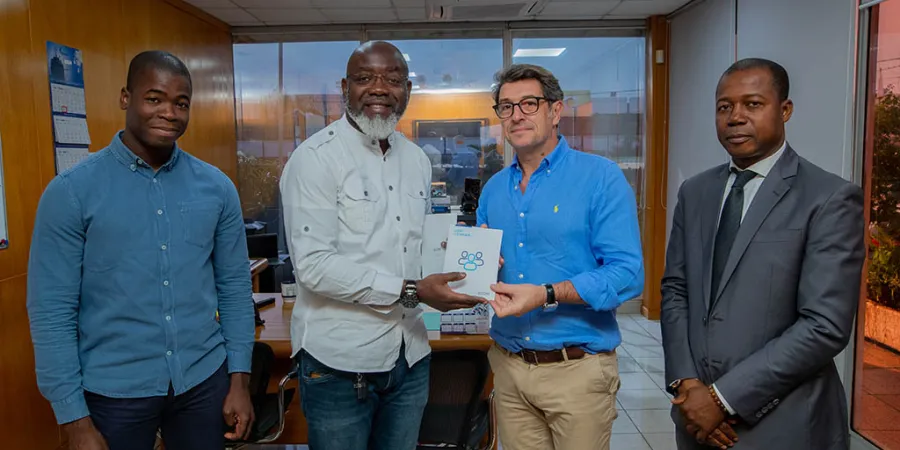 sensibilisation-sur-le-code-ethique-du-groupe-remise-symbolique-du-code-ethique-aux-personnes-et-entites-cle-de-foxtrot-seci